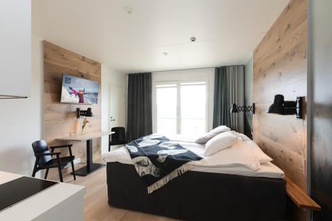 Bed, TV and multimedia, Photo of the whole room, Seating area, Bedroom