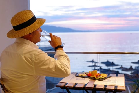 Food, Sea view, Drinks