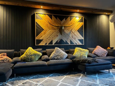 TV and multimedia, Living room, Lounge or bar, Evening entertainment