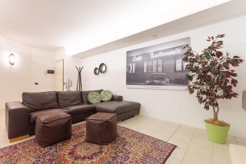 Living room, Photo of the whole room, Decorative detail