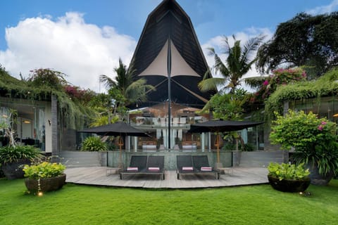 Property building, Day, Garden, Garden view, Pool view, Swimming pool, sunbed