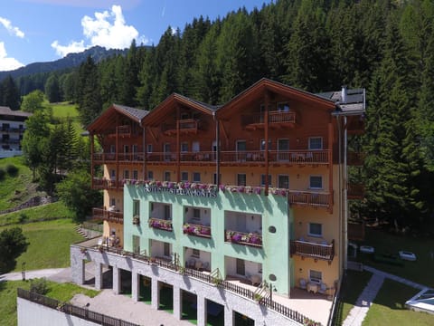 Facade/entrance, Bird's eye view, Mountain view