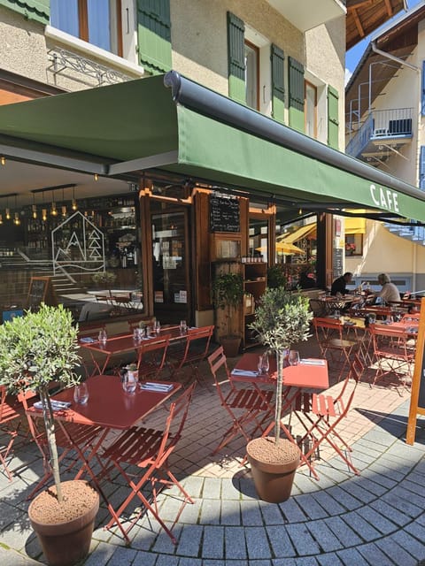 Property building, Patio, Restaurant/places to eat, Day, Balcony/Terrace