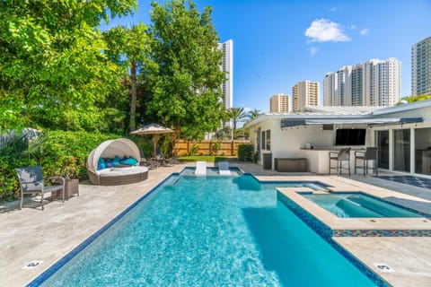 Across from Beach- 3 Master Suites, Heated Pool & Spa, Tanning Ledge, Golden Tee - by Maven Vacation Rentals House in Riviera Beach