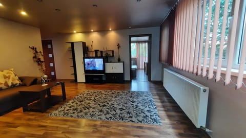 TV and multimedia, Living room, Evening entertainment