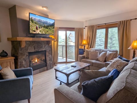 TV and multimedia, Balcony/Terrace, Living room, Seating area, fireplace, furniture