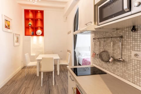 Kitchen or kitchenette, Seating area, Dining area, microwave, stove, kitchen, kitchen