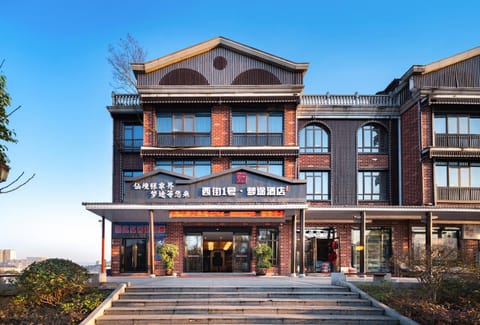 Property building, Facade/entrance, Day