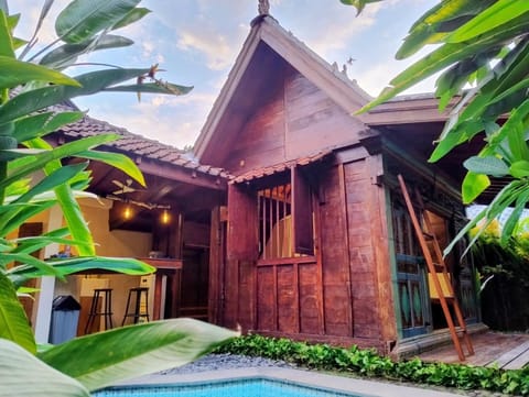 Property building, Garden, Swimming pool