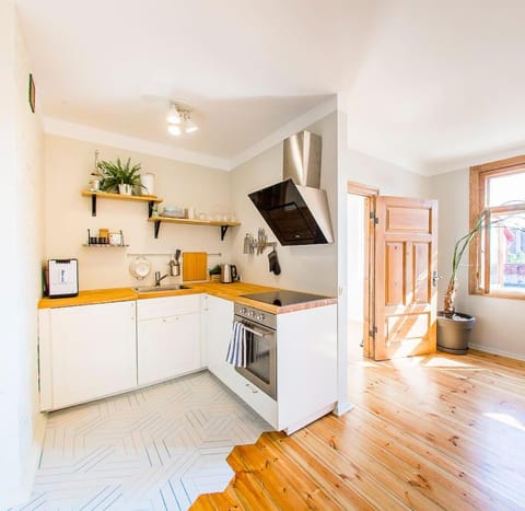 Coffee/tea facilities, Kitchen or kitchenette, oven, stove