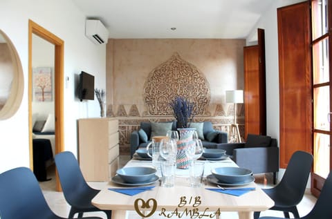 Day, TV and multimedia, Coffee/tea facilities, Living room, Dining area, City view, Landmark view