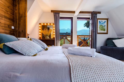 Bed, Balcony/Terrace, Photo of the whole room, Bedroom, Mountain view