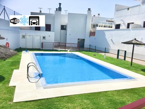 Toilet, Property building, Patio, Day, Garden, Pool view, Swimming pool, Swimming pool