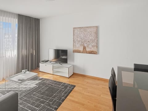 TV and multimedia, Living room, Seating area, Dining area