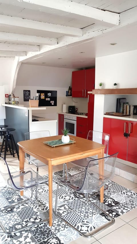 Kitchen or kitchenette, Dining area, oven, stove, toaster