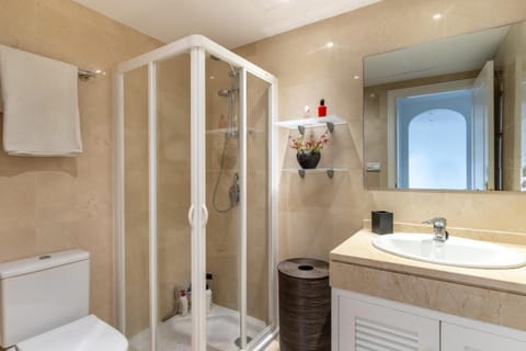 Shower, Toilet, Bathroom, towels