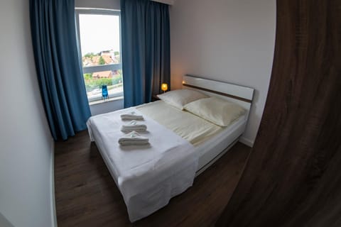 Bed, Bedroom, towels