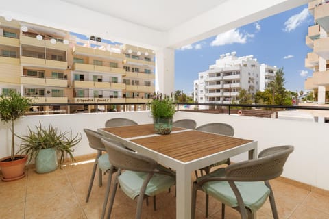 View (from property/room), Balcony/Terrace, Dining area, City view, Pool view