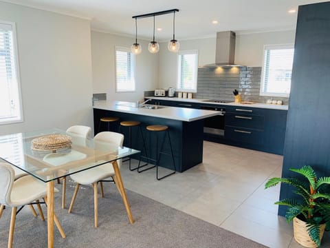 TV and multimedia, Coffee/tea facilities, Kitchen or kitchenette, Living room, Seating area, Dining area