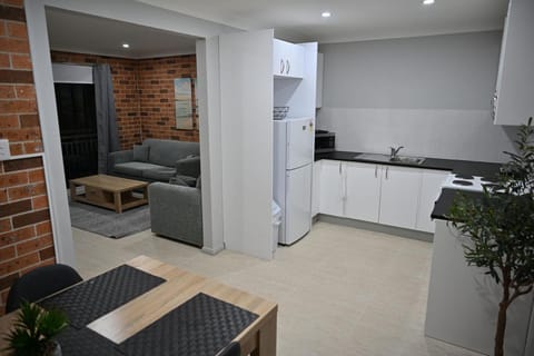 Coffee/tea facilities, Kitchen or kitchenette, Living room, Seating area, Dining area