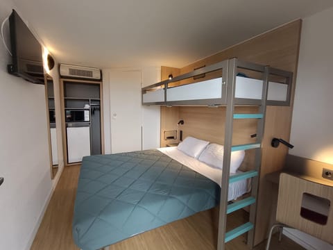 Bathroom, Photo of the whole room, bunk bed, microwave, pet friendly