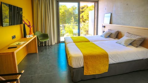 Bed, TV and multimedia, Photo of the whole room