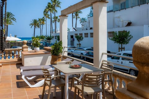 Property building, Balcony/Terrace, Living room