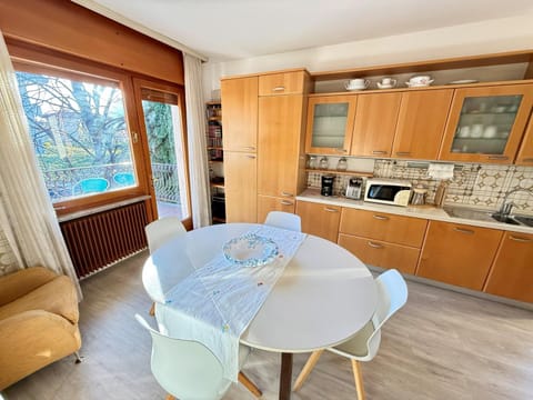 Kitchen or kitchenette, Dining area, dishwasher, stove