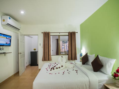 Shower, Bathroom, TV and multimedia, Living room, Dining area, Bedroom