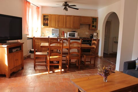 Kitchen or kitchenette, Dining area