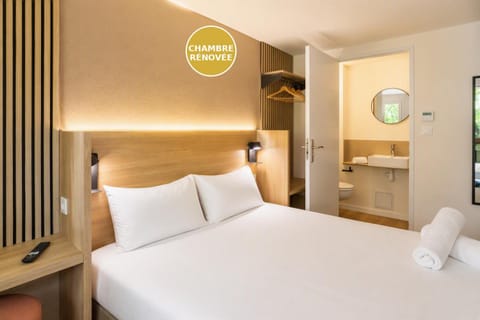 Bed, TV and multimedia, Photo of the whole room, Seating area, Bedroom, heating, internet, towels, wardrobe, air conditioner