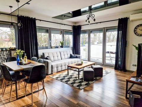 View (from property/room), Living room, Decorative detail, Seating area, Dining area, City view, Street view, Area and facilities, locker