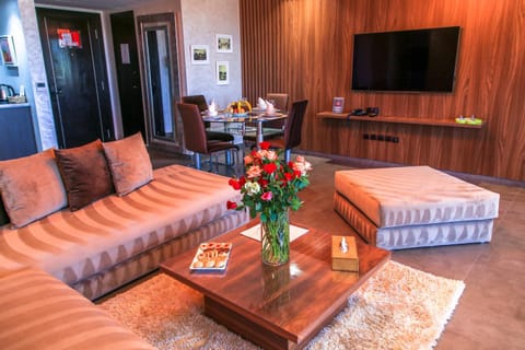 Restaurant/places to eat, TV and multimedia, Living room, Photo of the whole room, Bedroom