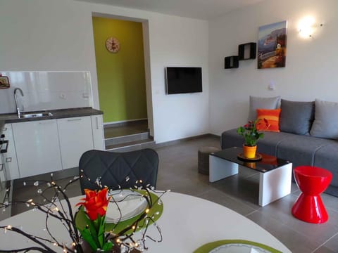 Summer, Dining area