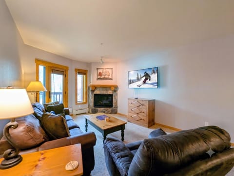 TV and multimedia, Living room, Seating area, fireplace, furniture