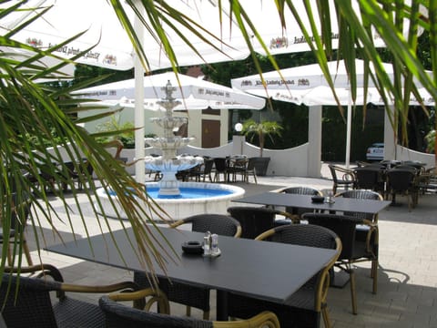 Restaurant/places to eat, Balcony/Terrace, Balcony/Terrace