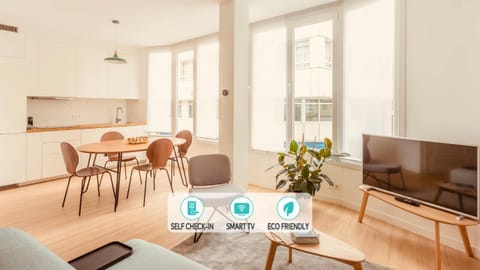 Communal lounge/ TV room, TV and multimedia, Kitchen or kitchenette, Living room, Seating area, Dining area