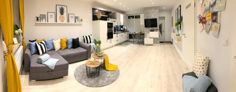 TV and multimedia, Kitchen or kitchenette, Living room, Photo of the whole room, Seating area, Dining area