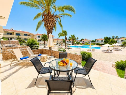 Property building, Balcony/Terrace, Pool view, Swimming pool, Dinner, sunbed