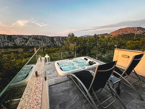 Natural landscape, Hot Tub, Balcony/Terrace, Mountain view