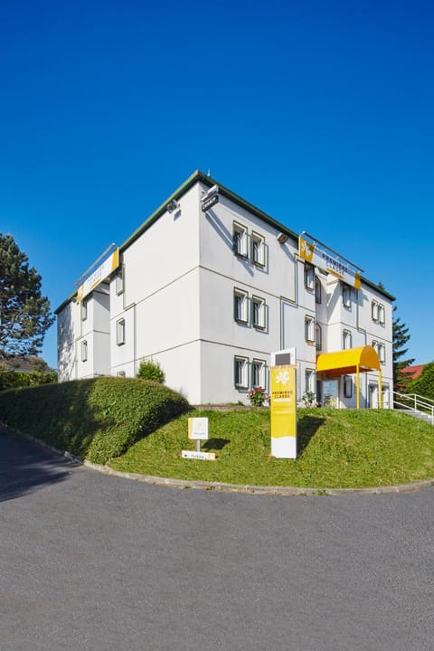 Property building, Nearby landmark, Facade/entrance, Garden