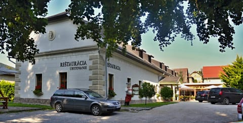 Facade/entrance