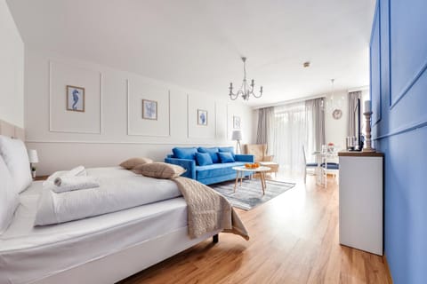 Bed, Photo of the whole room, Seating area