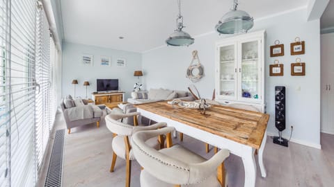 TV and multimedia, Living room, Seating area, Dining area