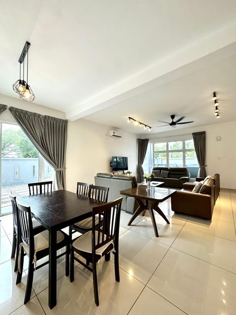 Communal lounge/ TV room, TV and multimedia, Living room, Seating area, Dining area