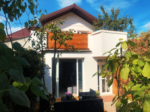 Property building, Facade/entrance, Garden, Balcony/Terrace, Garden view