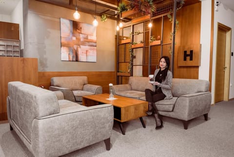 Staff, People, Nightclub / DJ, Lobby or reception, Lounge or bar, Decorative detail, Guests