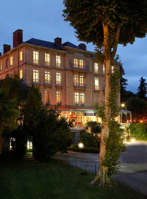 Property building, Facade/entrance, Night