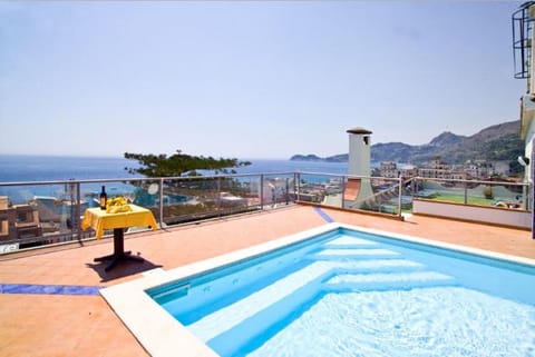Day, Swimming pool