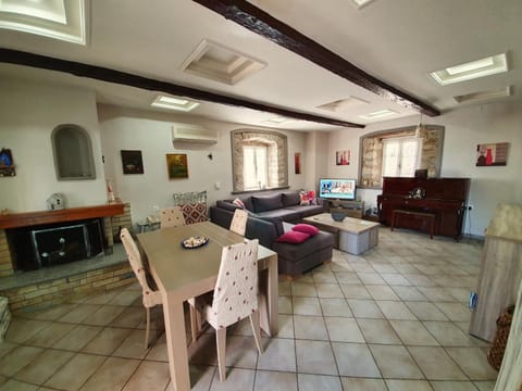 Seating area, Dining area